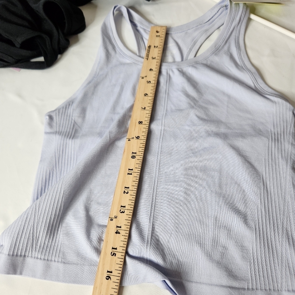 Set of 4 Tank Tops (XS & S) - Picture 10 of 16